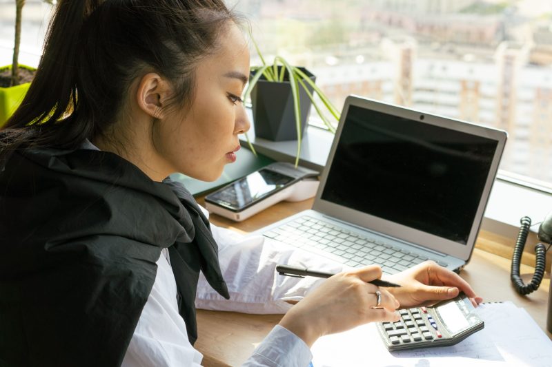 New immigrant working out the upfront cost of renting a home in Australia