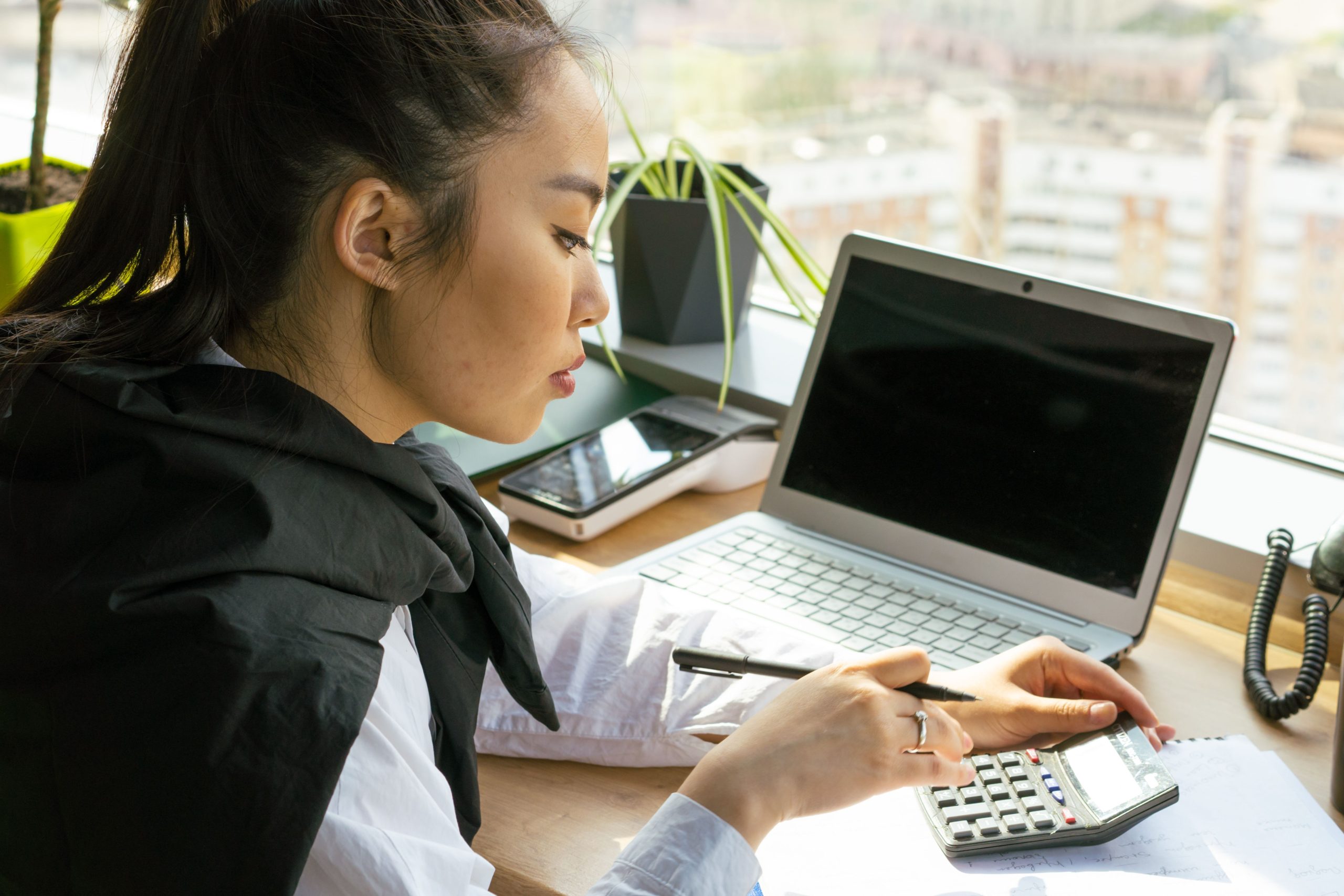 New immigrant working out the upfront cost of renting a home in Australia