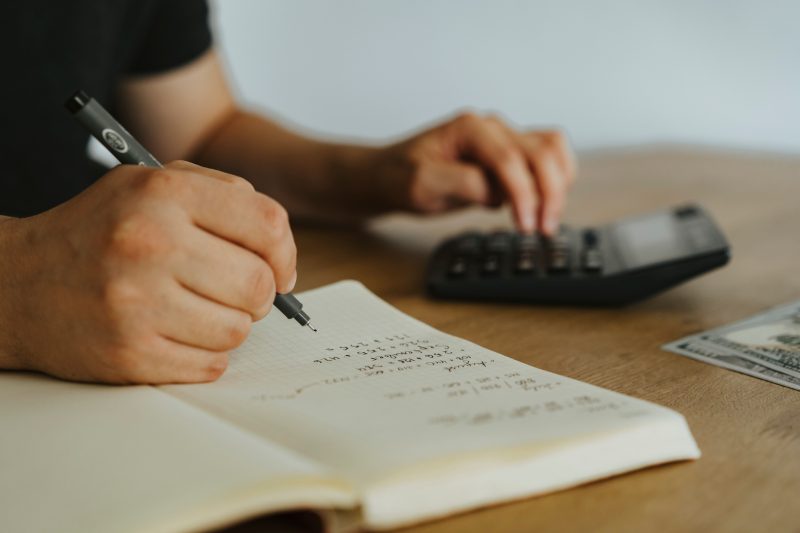 Writing down a simple money plan during a job search